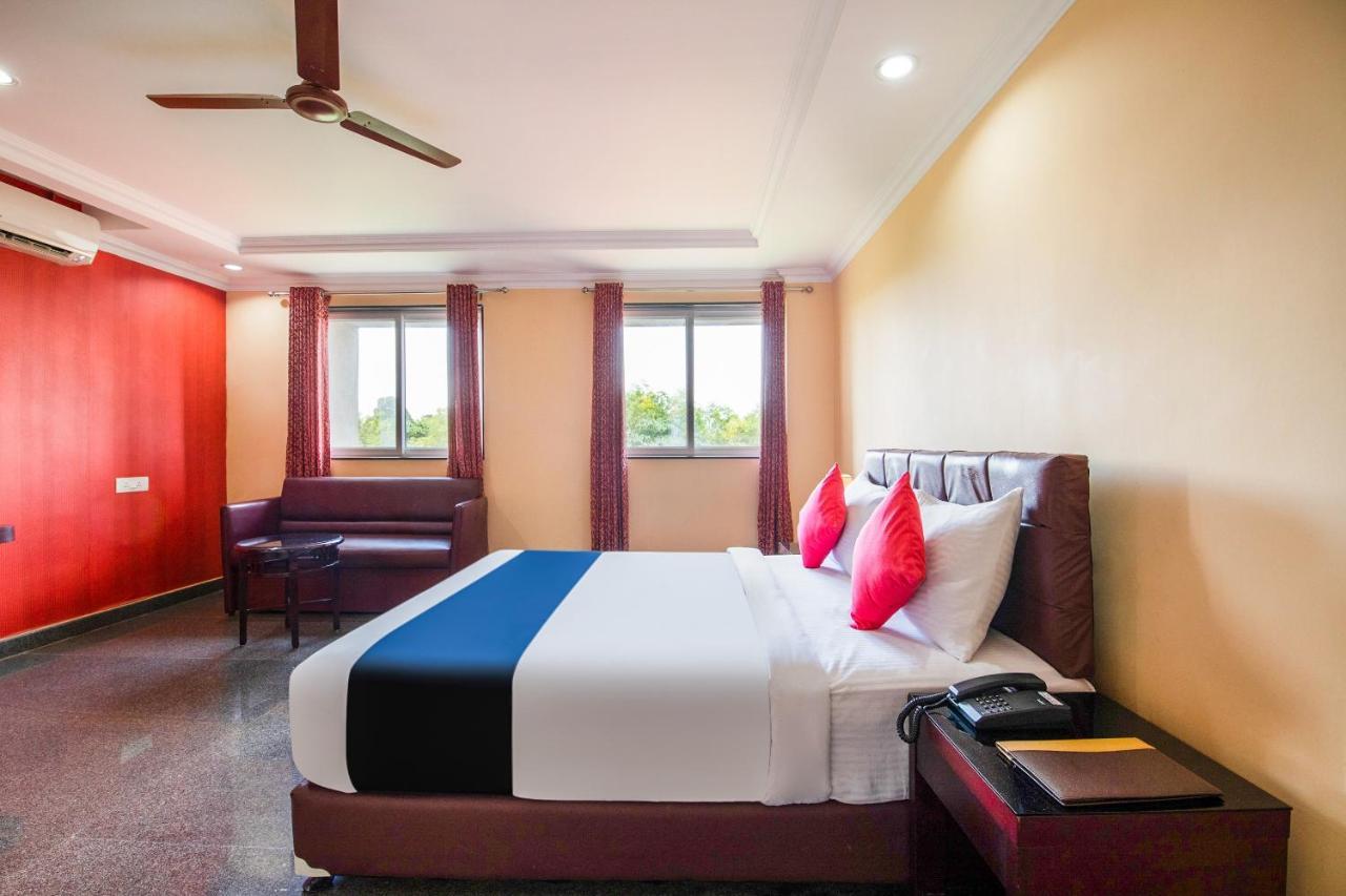 Capital O 22439 Ratna Forever Hotel Karkal Kültér fotó