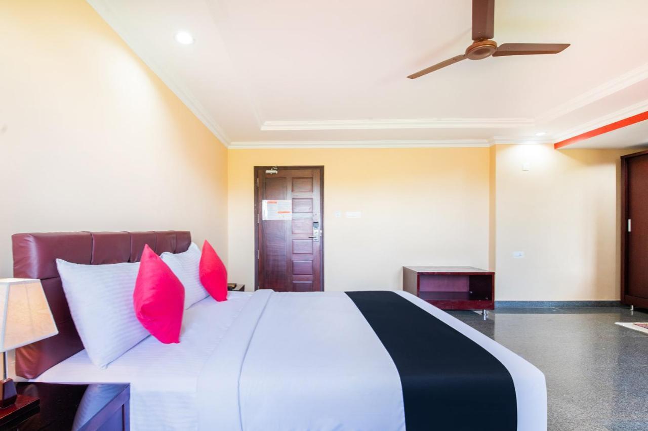 Capital O 22439 Ratna Forever Hotel Karkal Kültér fotó