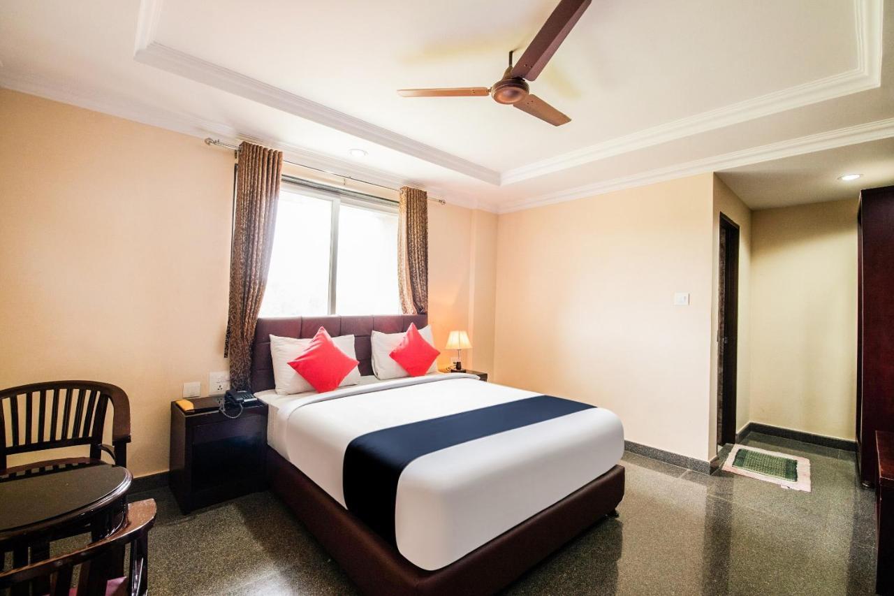Capital O 22439 Ratna Forever Hotel Karkal Kültér fotó