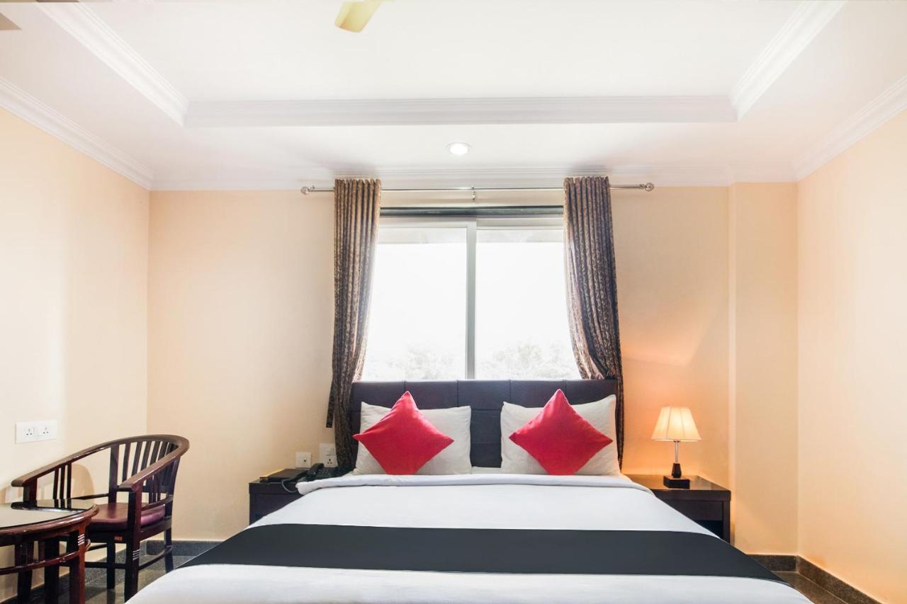 Capital O 22439 Ratna Forever Hotel Karkal Kültér fotó