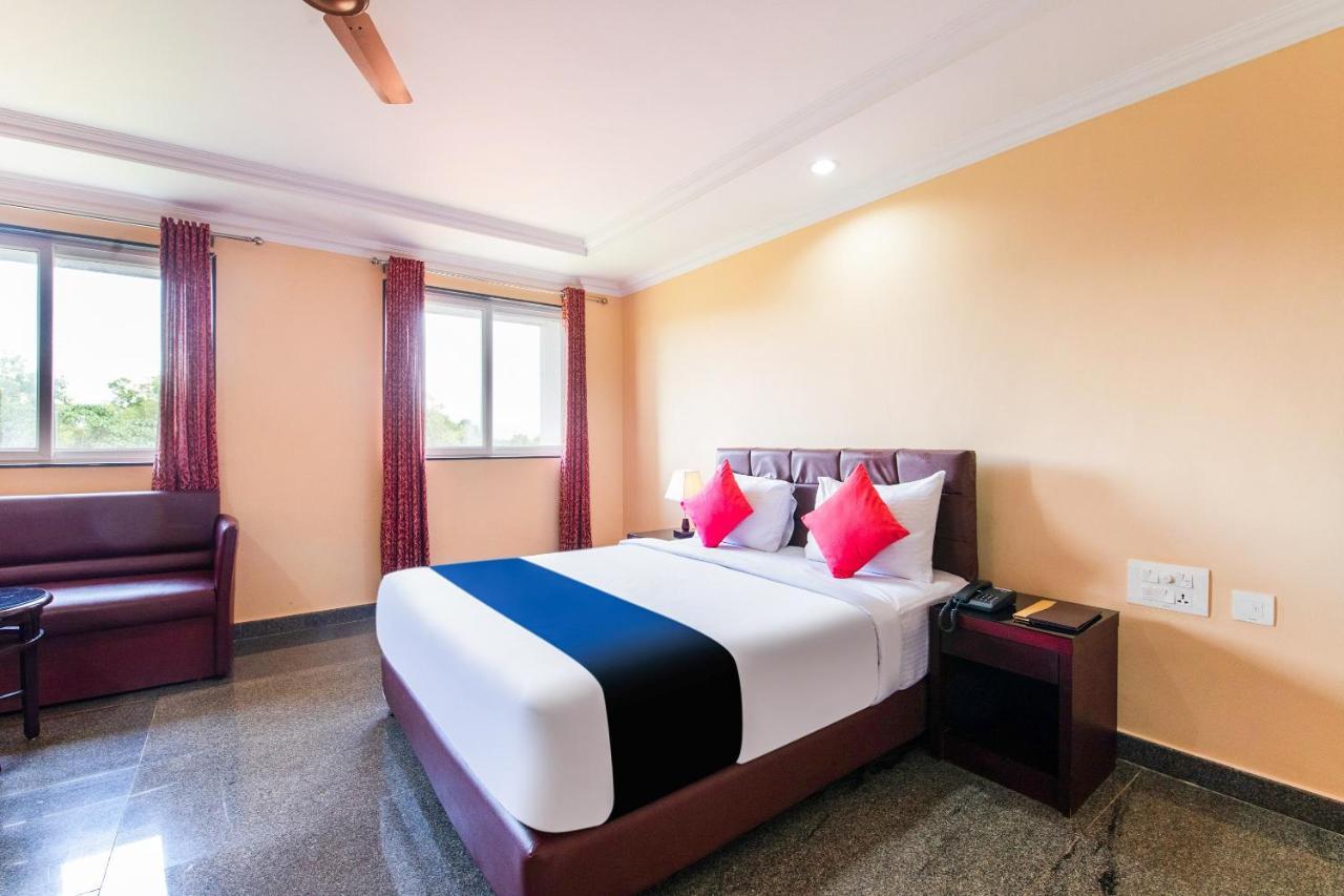 Capital O 22439 Ratna Forever Hotel Karkal Kültér fotó